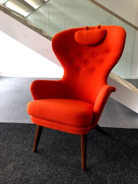 Oranssin nojatuolin tyylikäs verhoilu