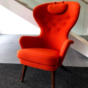 Oranssin nojatuolin tyylikäs verhoilu