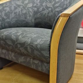 Harmaa puukahvainen nojatuoli
